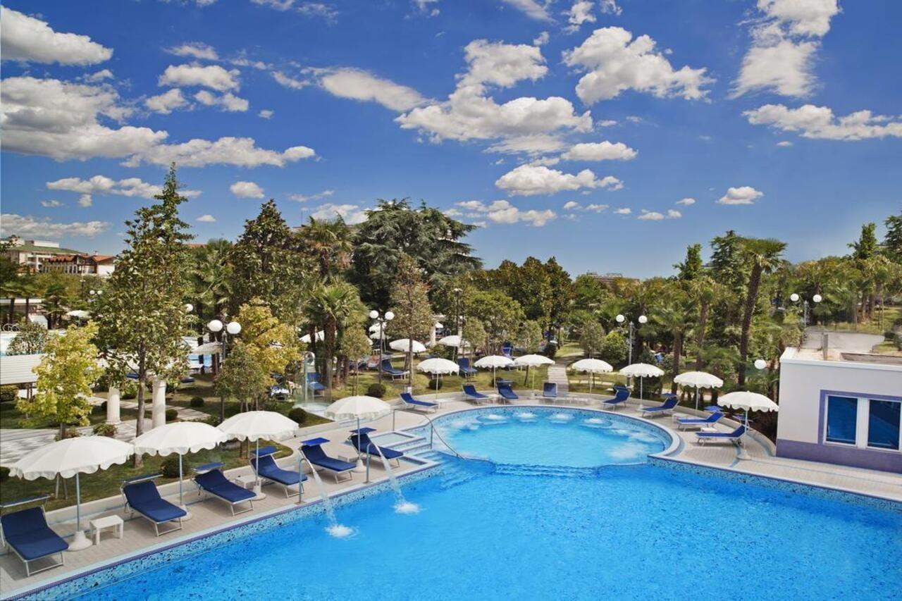 特里雅斯特和维多利亚大酒店 阿巴诺泰尔梅 外观 照片 The swimming pool at the hotel