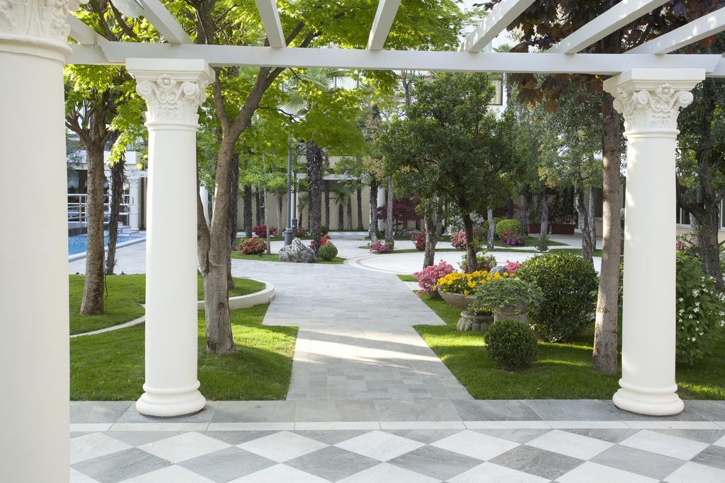 特里雅斯特和维多利亚大酒店 阿巴诺泰尔梅 外观 照片 The campus of the University of Nicosia