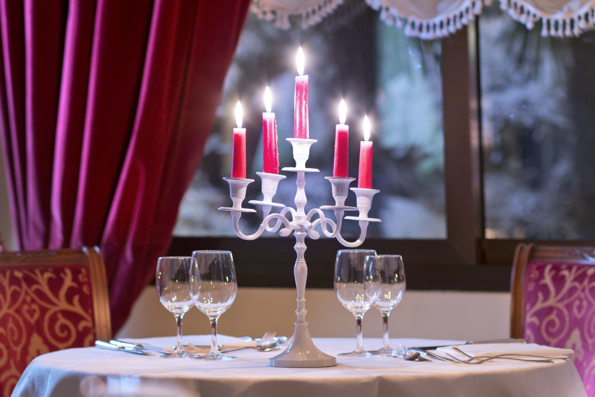 特里雅斯特和维多利亚大酒店 阿巴诺泰尔梅 餐厅 照片 A candelabra with five candle holders