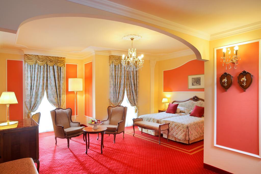 特里雅斯特和维多利亚大酒店 阿巴诺泰尔梅 外观 照片 A suite at the Hotel de Crillon