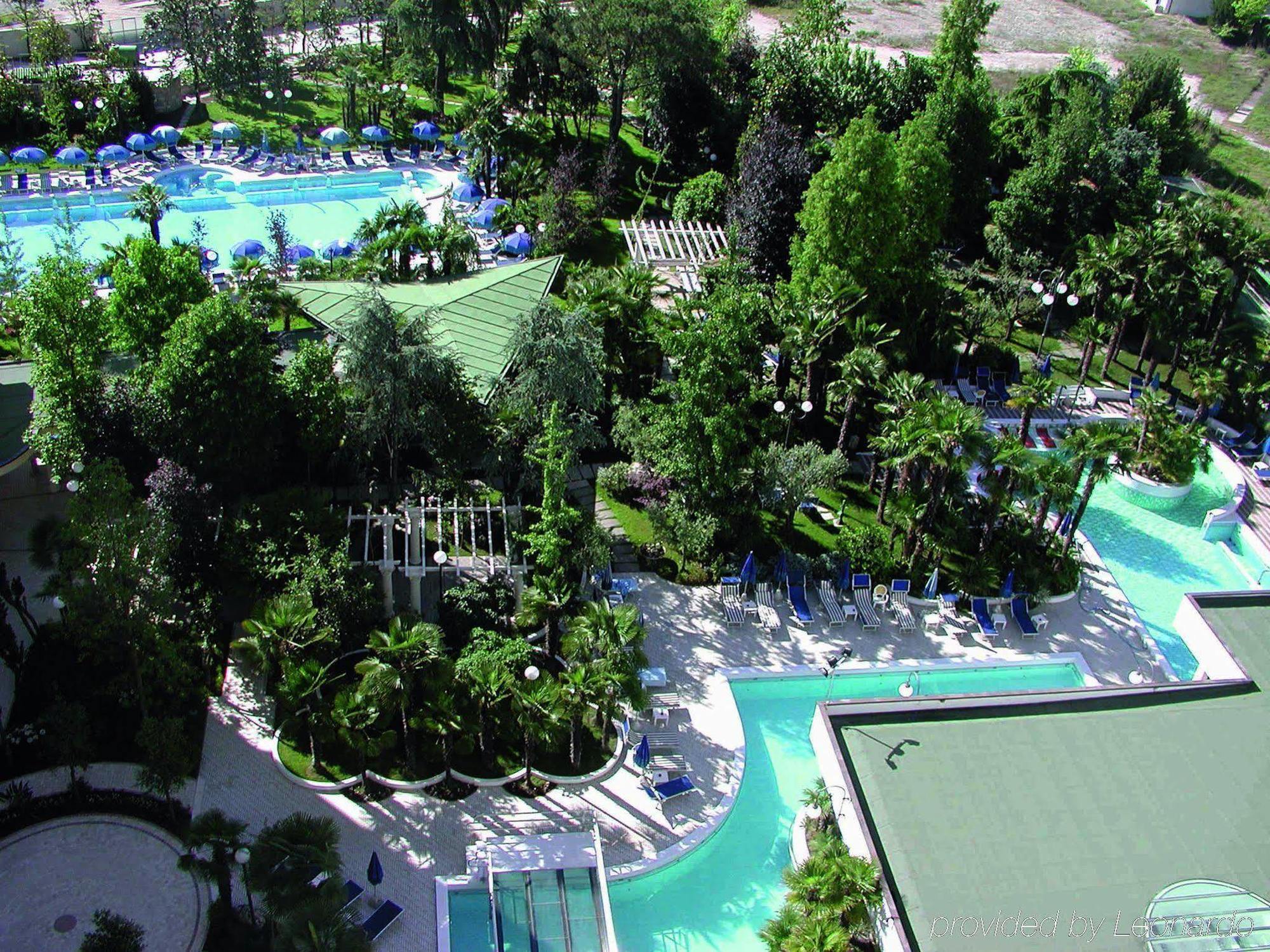特里雅斯特和维多利亚大酒店 阿巴诺泰尔梅 设施 照片 Aerial view of the hotel