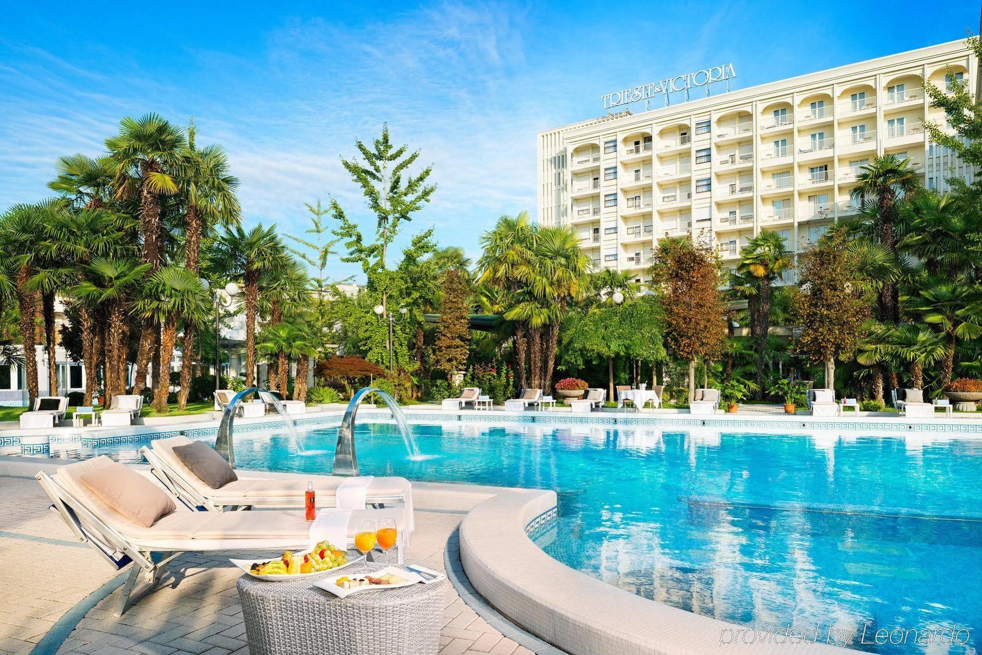 特里雅斯特和维多利亚大酒店 阿巴诺泰尔梅 外观 照片 The hotel's swimming pool