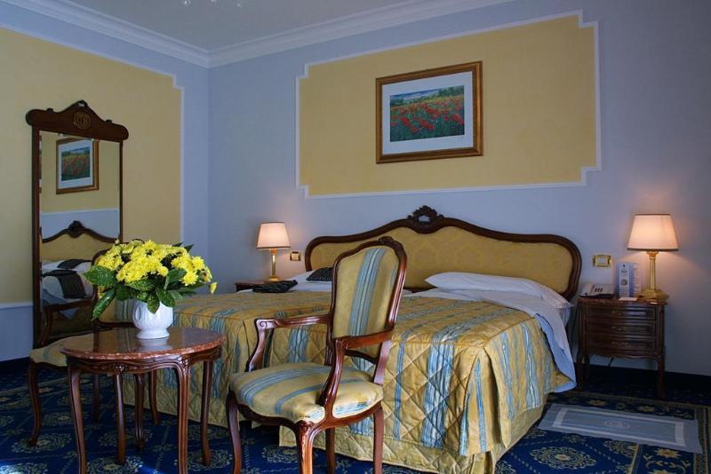 特里雅斯特和维多利亚大酒店 阿巴诺泰尔梅 外观 照片 A room at the hotel