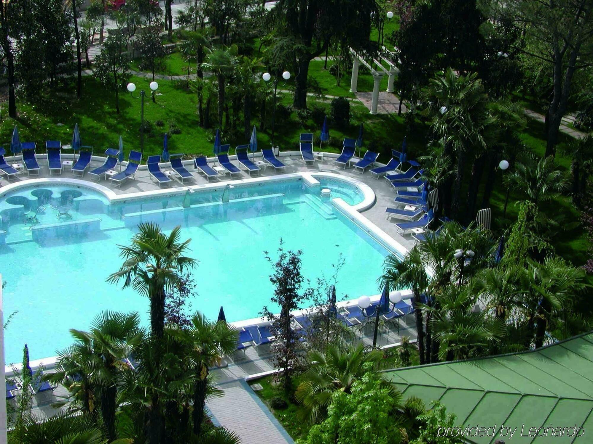 特里雅斯特和维多利亚大酒店 阿巴诺泰尔梅 设施 照片 The swimming pool